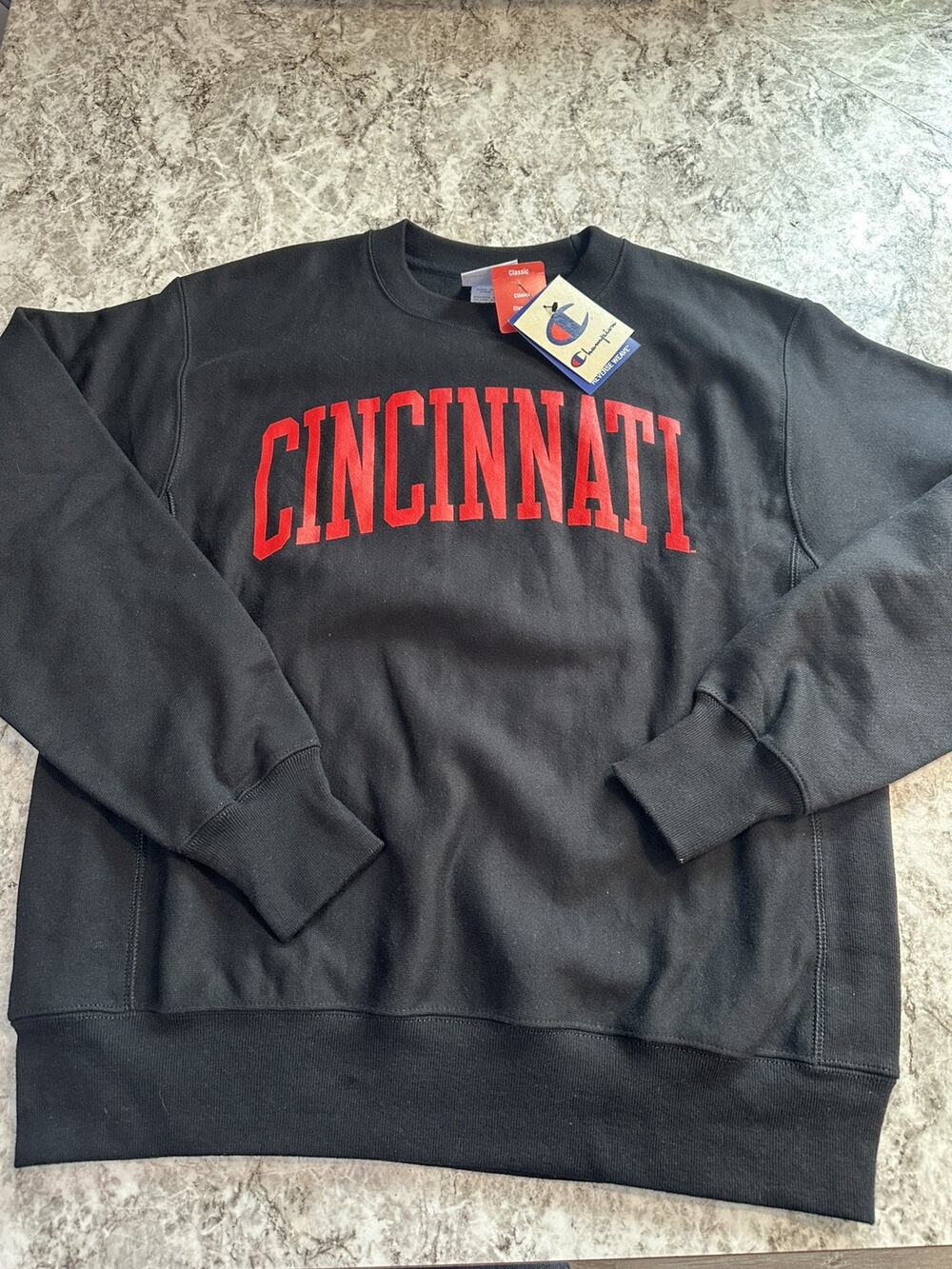 NWT Men’s Champion Cincinnati Bearcats Reverse Weave Crewneck Sweatshirt Medium
